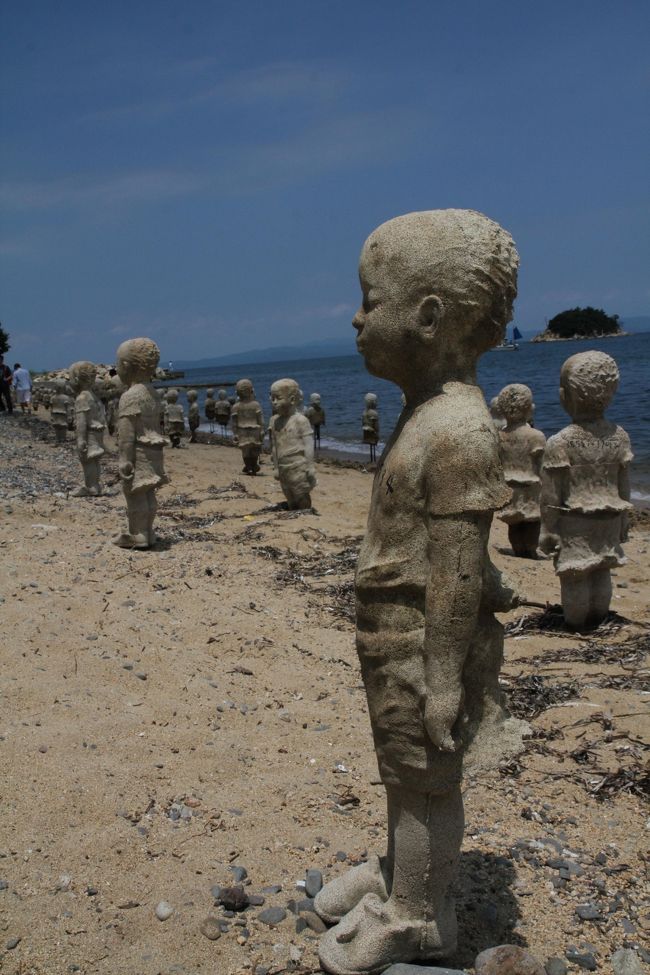 2016年瀬戸内国際芸術祭、夏の会期に小豆島、大島、犬島、そして高松港を巡ってみました。<br />今回は、まず最初に高松からフェリーで小豆島へ、小豆島の作品は非常に広い範囲に分散しており、今回は特に島の北側に位置する大部、ここにある林舜龍(リン・シュンロン)の大作、「国境を越えて・潮」をどうしても見たい、<br />ということでバイクを借りての島めぐりとしました。本当はレンタカーで行きたかったのですが、予約が取れずレンタルバイクとしました。<br />レンタバイクは、小豆島の玄関口、土庄の町の中にある石井サイクルさんにてお借りしました。実は、今回バイクに乗るのですが、何と実際にバイクに乗るのは30年ぶり、ということでここは大人の判断として安全最優先、中型免許がありますが原付を選択、のんびりと島をめぐることとしました。<br />土庄、石井サイクルさんを原付にて出発、まず最初に一番遠くの大部、続いて美しい千枚田の広がる肥土山、中山地区、そこから南下してたくさんの作品が点在する三都半島地区へと向かいました。<br />途中、小豆島の味も楽しみつつ、小豆島の現在アートをひとつづつバイクで風を切るながらめぐっていく、意外に交通量も少なかったこともあり、快適なライディングとなりました。また、真夏の芸術祭訪問は、今回が初めて、暑さと闘いながらの島巡りに多少不安がありましたが、意外に湿気が低く快適な一日でした。<br /><br />2日目前半 大島の旅行記<br /> http://4travel.jp/travelogue/11154048<br /><br />2日目後半 高松港の旅行記<br /> http://4travel.jp/travelogue/11154392<br /><br />3日目 犬島の旅行記<br /> http://4travel.jp/travelogue/11154385<br /><br /><br />8月の小豆島旅行記<br /> http://4travel.jp/travelogue/11158991<br /><br /><br />