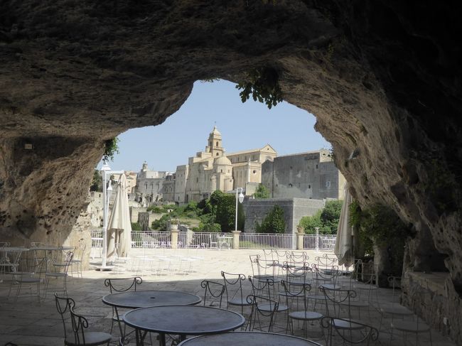 夏の優雅な南イタリア周遊旅行♪　Vol140(第8日)　☆Gravina in Puglia：リストランテ「Madonna della Stella」の洞窟から眺めて♪