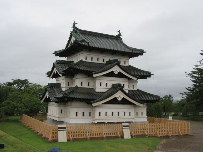 毎年恒例の夏旅行、今年は青森から新幹線で北海道へ渡り、函館周辺をぐるりと巡る旅。<br />1日目は弘前城とねぷた村を訪れました。