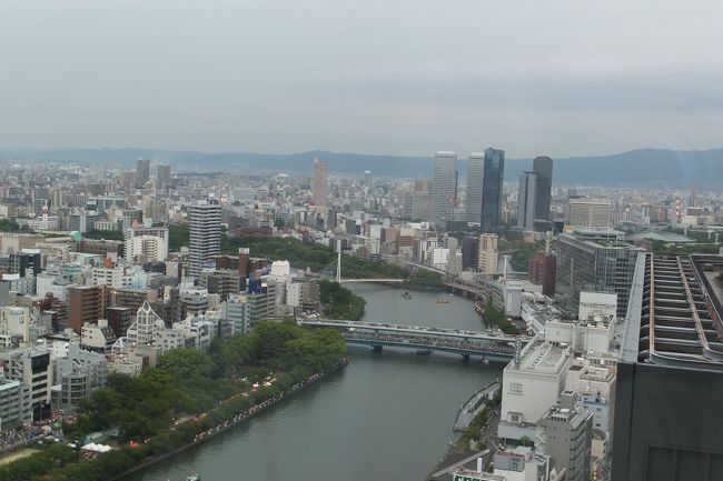 東京にいて大阪に転勤をすることを予定し購入した娘夫婦の北浜にあるマンションから、天神祭の花火を見る機会に誘われて行ってきました。<br /><br />天神橋商店街を歩くつもりであったので、荷物が嵩張り重い年寄向きでない一眼レフは結局持参しなかったが、電車の乗っている間に何も汗する所を歩くのもどうかと気が変わり、娘夫婦は勤務しているので飲み物以外は我々夫婦が調達の役割で阪急百貨店の地下で物色し寿司などと飲み物のあてを購入し北浜に向かう。<br /><br />7時時半からの花火に7時前から飲み始めて、多少健康上控え目なければと思いながら食べ飲み更に写真を撮ったが上手く撮れていません。