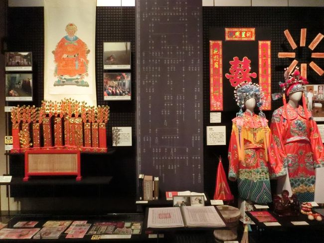 「国立民族学博物館」は「大阪府吹田市の万博記念公園」にある「民族学・文化人類学を中心」とした「研究・展示」を行っている「博物館」です。<br /><br />写真は「中国地域展示」の「祖先祭祀の展示」です。<br /><br /><br /><br />