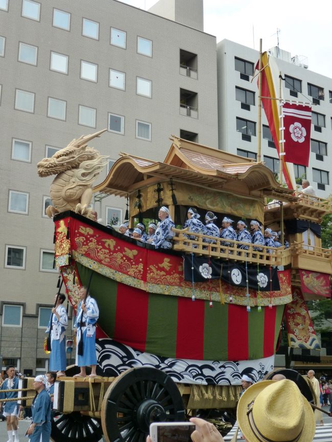 京都（府）で生まれ育ってウン十年。<br />祇園祭の宵山に出かけた事はあるけど、山鉾巡行って見た事がないな〜<br /><br />だって、人が多いしーーー、雨が多いしーーー、蒸し暑いしーーー、テレビで中継やってるしーーー<br />だから、行こうって発想がなかったかも。<br /><br />７月２４日は2014年に復活した祇園祭の後祭（あとまつり）の日。<br />夫が、祇園祭に絡んだ用事で出かけなければならないので、一度山鉾巡行を見てみようかと誘ってくれました。<br />後祭は今年日曜日だけど、１７日の前祭（さきまつり）と違って １０基の山と鉾で、まだ知名度は低いから人出も多くないに違いない。<br />それに、京都の今年の夏（７月）は随分蒸し暑さがマシなように感じるのは私だけ？かな。<br />という事で 出かける事にしました。<br /><br />それでも、極力人の少ない所で、少し見学しただけなのですけれど・・・<br />ついでに ランチも予約して、ほんのちょっぴり京都の夏を楽しんできました(^^)<br /><br /><br />京都センチュリーホテル　京料理 嵐亭<br />http://www.kyoto-centuryhotel.co.jp/restaurant/shop-rantei.php<br /><br />