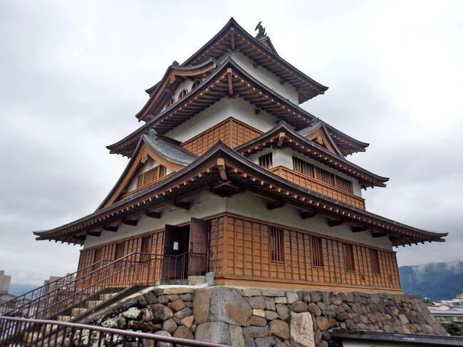 今年は７月下旬になっても、関東は梅雨が明けません。<br />今回の日帰り旅行は、夏空の下、諏訪湖の近くにある入笠湿原で高山植物を楽しむ予定でしたが、雨天のため諏訪市内の散策に変更しました。<br />これまで諏訪は、どこかの帰りにちょっと立ち寄って、諏訪大社・上社に参拝し土産屋に立ち寄る程度でしたので、ちょうど良い機会です。<br />諏訪の街は、諏訪湖を中心に、諏訪大社、高島城、美術館など見どころが多く、温泉宿も軒を連ね、酒蔵も沢山あります。<br />途中から雨も上がり、じっくり歩いて、諏訪の良さを感じた一日でした。<br />写真は、諏訪湖の畔に建つ「日本三大湖城」の一つ「高島城」。