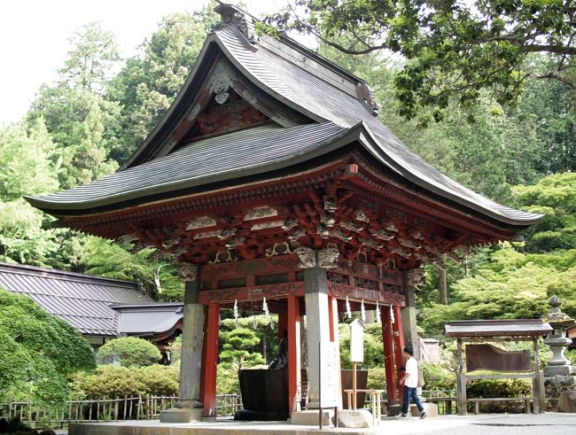 富士吉田と河口湖周辺の浅間神社を巡る旅、第一弾の後半は新屋山神社の本宮からです。<br /><br />神社をお参りして境内を散策し、御朱印を頂くと意外と時間がかかるもので、どうやら予定していた神社はまわり切れそうにありません。<br /><br />６月は日の入りが遅く、社務所の閉まる５時はまだまだ明るいので、早めの夕食の後、 雲が切れたので富士山見物をして帰りました。