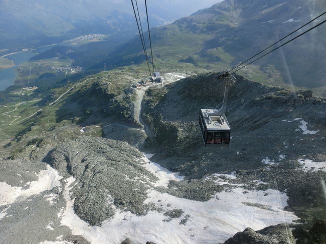 サンモリッツには、ツェルマットのマッターホルンやグリンデルワルトのアイガーのような著名な山はないけれど、ここの爽やかな空気と静かな湖の佇まい、落ち着いた雰囲気が大好きです。<br /><br />2016 エンガディンハイキング４日目☆<br /><br />コルヴァッチ展望台～ムルテルからサンモリッツ湖まで歩きました。<br /><br />　　ーー◇ーーー◇ーーー◇ーーー◇ーーー◇ーーー◇ーー<br /><br />主な旅程は、成田からヘルシンキ経由でチューリッヒ１泊、翌日列車でサンモリッツへ移動して５泊、その後クロスタスに３泊して、チューリッヒからパリ経由で成田に帰国しました。<br /><br /> 今回の滞在地は２箇所共*ゲストカードがあり、山岳交通がフリーになる為、スイスパス等は購入せず、その都度切符を購入。<br /> 列車の時刻、料金は下記ページで調べました。<br />http://www.sbb.ch/en/home.html<br /><br />*ゲストカード<br />サンモリッツのエンガディンパス：<br /><br />エンガディン地方では、夏期シーズン中、約100軒のキャンペーン加盟ホテルに２泊以上すると、山岳交通が無料で乗り放題となる交通パス「ベルグバーネン・インクルーシブ Bergbahnen inklusive /Mountain railways included 」を実施しています。<br />2016年夏からは約150軒のホリデーアパートでも2泊以上すれば同様のサービスが受けられます。<br />提携ホテルでチェックイン時に交通パスを貸与して貰うと、このエリアの山々をカバーする全 13 路線で使えます。さらに提携ホテルの一部では、レーティッシュ鉄道（例：St.MoritzーAlp Gurm間）やバス路線まで無料になります。<br /><br />ダヴォス・クロスタースカード：<br /><br />クロスタースまたは隣接するダヴォスに１泊以上滞在すると、ゲストカード『ダヴォス・クロスタースカードDavos Klosters Card』が無料でもらえます。夏期には『ダヴォス・クロスタースインクルーシブ　Davos Klosters Inclusive』として、すべての山岳交通（ケーブルカー／ロープウェイ）や村内バス、レーティッシュ鉄道（モンシュタイン＝ダヴォス＝クロスタース間）が無料で乗り放題になります。そのほか夏ソリやスケートリンク、博物館などの入場料が無料になるほか、各種施設での割引特典もあります。<br /><br />１日目　成田～ヘルシンキ経由～チューリッヒ<br />２日目　チューリッヒからサンモリッツへ列車で移動<br /> ３日目　シルス フルチェラス展望台～フェックス谷～シルスマリア<br />４日目　コルヴァッチ ムルテル～サンモリッツ湖<br /> ５日目　ピッツ・ナイル～コルヴィリア<br />６日目　モルテラッチ氷河～ディアヴォレッツァ<br />７日目　サンモリッツからクロスタスへ列車移動<br /> ８日目　ゴートシュナグラード/ヴァイスフルヨッホ（ダボス）<br /> ９日目　クロスタスドルフ（マドリッサ）<br />10日目　午前：クロスタスからチューリッヒへ列車で移動<br /> 　　　　午後：チューリッヒ～パリ経由～成田<br />