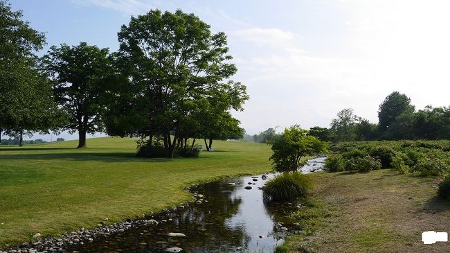 ２日目。今日は十勝平野南部の見どころを中心にめぐっていく。十勝川温泉をスタートし、浦幌町から太平洋へ、大樹町で内陸に入り再び十勝川温泉に戻る行程。天気は曇時々晴予報ということで、この日が崩れた場合バイクを借りなかったのでとりあえず前半のメインはこなせる感じ。<br /><br />２日目<br />十勝川温泉～十勝が丘展望台～明野ヶ丘公園～茂岩山展望台～うらほろ森林公園～（太平洋へ）<br />昆布刈石展望台～長節湖～湧洞湖～（内陸部へ）～ナウマンゾウ発掘地～<br />萠和山～忠類共栄牧場～道の駅忠類～丸山展望台～六花の森～道の駅なかさつない～幸福駅～<br />帯広市街～十勝川温泉　　ホテル大平原宿泊