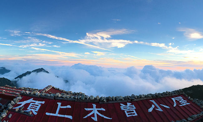 去年行った八方池が大変良かったので、今年も夏山どこか行きたいなぁと山好きの皆さんの記事を参考に、<br />またロープウェイで距離を稼げるズル登山をしてきました。4トラ会員の皆様　ほんとありがとうございます（＾人＾）。<br /><br />決めたのは標高2612mからスタートできる中央アルプス登山。いやーー駒ヶ岳ロープウェイ素晴らしい。にわかハイカーに優しい。嬉しい。<br /><br />気になるのはやはり天気。梅雨はまだあけておらず、予報がどこも言ってること違いすぎる。<br />どれを信じればいいのか? でも山なので予報なんて当てにならない。<br />千畳敷カールのライブカメラを見ると、晴れたり曇ってたりころころ天気が変わるし。<br /><br />こりゃ雨予報でもやっぱり行かないとわからないなーと決行。<br />いざ出発!<br /><br />——<br />2日目 木曽駒ヶ岳登山02 駒ヶ岳山頂からご来光をいただく(人-)<br />https://4travel.jp/travelogue/11154745<br />3日目 木曽駒ヶ岳登山03 青と緑の千畳敷カール<br />https://4travel.jp/travelogue/11158954