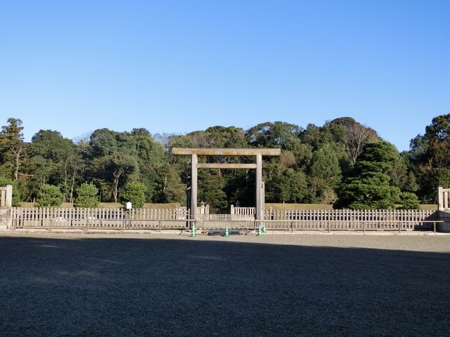 「神武天皇陵（畝傍山東北陵／四条ミサンザイ古墳）」は「彦波瀲武盧茲草葺不合尊（ひこなぎさたけうがやふきあえずのみこと）」の「四男（または三男）」として「庚午年１月１日」に生まれ「辛酉の歳（神武天皇元年／紀元前６６０年／弥生時代）」に「初代天皇」に即位し「神武天皇７６年」に「１２７歳」で崩御した「神武天皇の陵墓」です。<br /><br />「神武天皇の即位月日」とされる「１月１日 (旧暦)」は「明治」に入り「新暦」に換算され「２月１１日」となり「建国記念の日」として「１８７３年（明治６年）」に「国民の祝日」となりました。