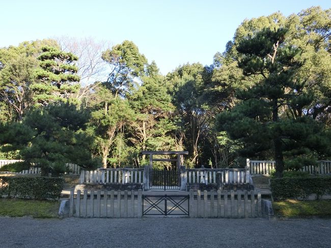 「綏靖（すいぜい）天皇陵（桃花鳥田丘上陵）」は「橿原市」に位置する「神武天皇（初代天皇）」と「媛蹈鞴五十鈴媛命（ひめたたらいすずひめ）」とのあいだに「神武天皇２９年」に生まれた「第２代天皇」の「綏靖天皇の陵墓」です。