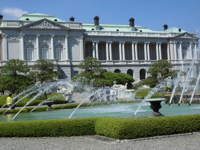 港区赤坂の迎賓館。この４月から一般公開されたばかり。<br />赤坂離宮の名は聞いていても実際には訪れる機会がない。<br />２ヶ月ほど前にNET上で内閣府に申請していたが今回<br />やっと参観の案内を得た。<br />ヨーロッパのフランスやオーストリア或いは英国などの<br />宮殿と同じ内装。もちろんそれらがモデルとされネオ・<br />バロック様式。<br />この日は東京は梅雨明けの強い陽射し。園内はカンカン照り<br />の中写真のシャッターを切る。