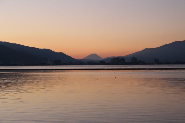 今回の紅葉旅は、絶景との噂のある高ボッチ高原と、<br />蓼科周辺の紅葉をめぐり、最後に軽井沢の紅葉スポットを回る予定で出発しました。<br /><br />ざっくりした行程は以下の通り。<br /><br />1日目：高ボッチ高原<br /><br />2日目：御射鹿池、蓼科湖、北八ヶ岳ロープウェイ、白樺湖、女神湖、軽井沢・旧碓氷峠見晴台<br /><br /><br />表紙は、2日目朝の諏訪湖畔から見えた夜明けの富士山。