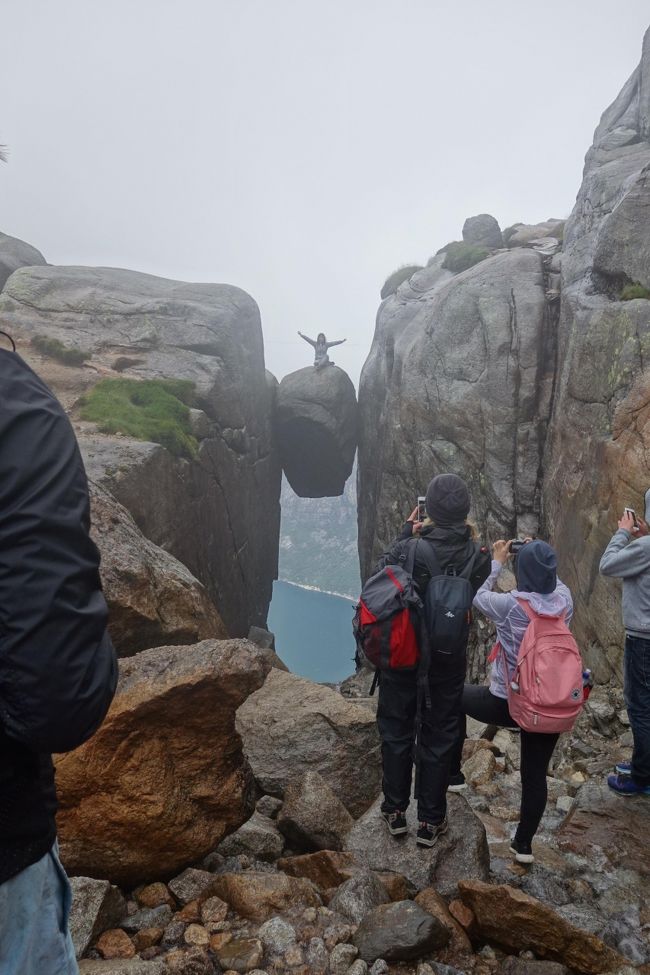 しばらくほぼ毎月海外旅行に出かけます。<br /><br />英会話が出来ないので、できるだけ日本から予約。<br />第二弾は秘境を探してて見つけたノルウェイと、<br />その近くのアイスランドに行くことにしました。<br /><br />1日目 関西空港---ヘルシンキ<br />2日目 ヘルシンキ---オスロ <br />3日目 オスロ---スタヴァンゲル<br />4日目 スタヴァンゲル/シェラーグボルテン<br />5日目 スタヴァンゲル---プレーケストーレンヒュッテ---オッダ<br />6日目 オッダ/トロールトゥンガ(トロルの舌)<br />7日目 オッダ---ベルゲン<br />8日目 ベルゲン---レイキャビク <br />9日目 ゴールデンサークルツアー(アイスランドトラベル)<br />10日目 ブルーラグーンツアー(グレイラインアイスランド)<br />11日目 レイキャビク/ショッピングモール<br />12日目 レイキャビク/植物園・動物園<br />13日目 レイキャビク/町歩き<br />14日目 ヨークルスアゥルロゥン氷河湖ツアー(グレイラインアイスランド)<br />15-16日目 レイキャビク---関西空港<br /><br />ノルウェイクローネ=12.9円<br />アイスランドクローナ=0.89円<br /><br />世界旅行のまとめ<br />https://kunkunkun.work/