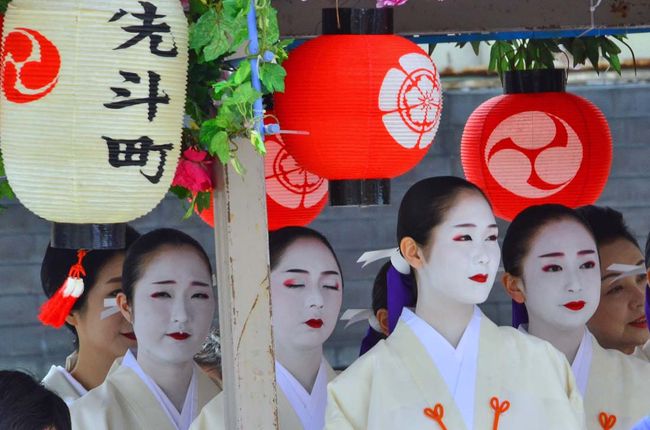 去年は、50周年の節目を迎えた祇園祭「花傘巡行」<br />記念として節目で盛り上げる４花街と華やかさを増した・<br />今年は、例年同様に繰り広げました。<br />また、復活3年目の後祭を彩った。<br /><br />今年は、車で直接きましたら<br />2時間も早く着き、近くの喫茶店開く待って<br />時間を潰すのは、初めてです。<br />何時もは、電車.地下鉄などで、ギリギリ10分前で<br />慌ただしく、駆け回るが..今年は、楽でした。<br /><br />祇園祭の花傘巡行は、<br />10時八坂神社祇園石段下から先祓・子供神輿を先頭に花傘巡行が始まり、<br />八坂神社⇒四条通⇒寺町通⇒御池通⇒<br />河原町通⇒四条通⇒八坂神社と巡行する<br />予定では12時八坂神社に帰着し私はここで帰る。<br />私の勝負は、2時間です。<br />「花傘巡行」は、二時間一本勝負でのカメラ。<br /><br />巡行列<br /><br />子供みこし−神饌行列−神饌花車−祇園太鼓<br />−八坂神社青年会旗−花傘−金獅子− 銀獅子<br />−児武者高士−馬長旗−八坂神社清々講社馬長−八坂神社婦人会馬長<br />−祇園万灯会馬長−八坂神社清々講社旗−八坂神社婦人会<br />−久世六斎保存会−京都織物卸商業組合花傘−花傘娘−織商鉾<br />−先斗町.お茶屋組合花傘−祇園東.お茶屋組合花傘<br />−小町踊-祇園万灯会旗-花傘−さぎ踊-万灯踊旗-万灯踊−祇園囃子<br /><br />二部に分けました。<br /><br /><br />2016　祇園祭　花傘巡行（前編）<br />八坂神社本殿.八坂神社祇園石段下から四条通り四条大橋まで<br /><br />2016　祇園祭　花傘巡行（後編）<br />先斗町界隈へ河原町通を渡り寺町通へ御池通から八坂神社<br />　　　http://4travel.jp/travelogue/11154154<br /><br />12時30分より、八坂神社.本殿に帰還を報告。鷺踊、<br />獅子舞、六斉念仏、祇園囃子、舞妓さんたちによる踊りなど、<br />舞殿で多彩な芸能が神前に奉納されます。<br /><br /><br />2015 京都祇園祭.花傘巡行<br />　　　http://4travel.jp/travelogue/11036278<br />2014 京都祇園祭.花傘巡行<br />　　　http://4travel.jp/travelogue/10911680<br />