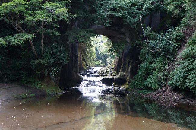 最近脚光を浴びてきた濃溝の滝に朝一で行き、その後、鋸山の地獄のぞきを体験しました。車で行きましたが、特に渋滞もなく快適に観光ができました。