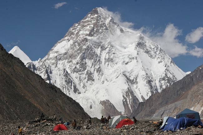 世界中のトレッカーの憧れ(たぶん）、バルトロ氷河最奥のコンコルディア。カッコいい山は、世界第2位のK2、8611ｍだ。<br /><br /><br />初日のキャンプで装備品までずぶ濡れになった私だが、気を取り直して歩き続けた。2日目の「ずぶ濡れコラホン」から、とりあえずの目的地、標高4650ｍのコンコルディアまでの6泊7日の記録を簡単にアップします。