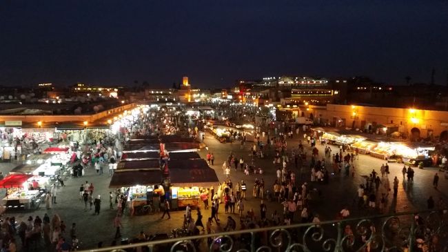 夏休み～この数年　夏休みを一緒に旅行していた友が、今年の夏は諸事情あり。<br />う～ん。一人旅でもしようか！<br />ルートを決めるのに旅行会社のパンフレットをめくっていたら～<br />前から行きたかったモロッコ！7月設定あり！<br />日程も丁度良い！<br />年明け早々に、一人参加で申込みした。<br />なにせ暑い夏！参加者いなかったら～催行されないかも・・・？？<br />と、思っていたら～<br />数日後には、モロッコツアー催行決定になりホッとした。<br />暑くてもバス移動～荷物も持たなくて良いし<br />何も調べなくても楽！<br /><br /><br />　1日目　　成田～<br />　2日目　　カサブランカ～シャウエン<br />　3日目　　シャウエン～フェズ<br />　4日目　　フェズ<br />　5日目　　フェズ～エルフード<br />　6日目　　エルフード～ワルザザード<br />★7日目　　ワルザザード～マラケシュ<br />★8日目　　マラケシュ<br />★9日目　　マラケシュ～カサブランカ～<br />10日目　　～成田<br /><br />今回のツアー<br />22名限定　バス座席一人2席確約！ゆったりでした。<br />参加者20名　9名グループ（70～85歳の元気な集団）御夫婦2組　一人参加7名♪ツアーというと、女性が多いのですが、珍しく7名と少なかった！