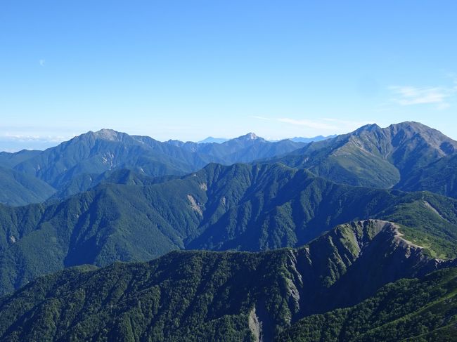 当初は北アルプスを予定していましたが、天気が悪そうだったので予定変更して南アルプス。土日で北岳（3193m）、間ノ岳（3190m）、塩見岳（3052m）を縦走してきました。<br /><br />＜行程＞<br />甲府駅4:35→広河原6:28（バス）※約15分遅延<br />広河原6:44-7:59二俣-9:29北岳肩ノ小屋-9:57北岳10:11-10:45北岳山荘10:47-11:15中白根山11:16-12:03間ノ岳12:27-12:52三峰岳12:56-13:45熊の平小屋（泊）4:18-5:57北荒川岳06:07-7:44塩見岳8:24-8:59塩見小屋9:01-10:09本谷山10:21-10:58三伏山11:03-11:14三伏峠小屋11:28-12:39鳥倉林道登山口（徒歩）<br />鳥倉登山口14:25→松川インター16:20（バス）<br /><br />＜これまでの南アルプス登山記＞<br />甲斐駒ヶ岳・仙丈ヶ岳（2016.06）<br />http://4travel.jp/travelogue/11142799<br />鳳凰三山（2016.07）<br />http://4travel.jp/travelogue/11148317