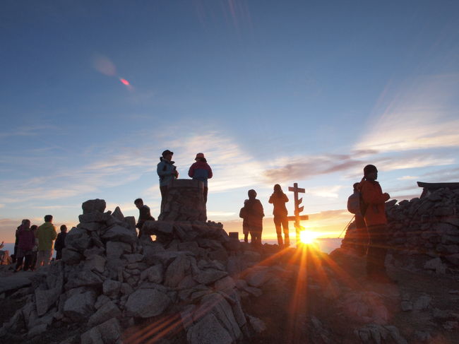 初山小屋泊の木曽駒ヶ岳登山。<br /><br />前日は夕方から晴れて、雲海越しに美しい夕焼けが見られました。<br />これは夜空も期待できそう! と思いましたが、<br />22時くらいにもそもそ起きて外にでてみると、星は見えるけど空にはうっすら雲がかかり、なかなかうまく写真に納められず。<br /><br />標高2900m越えの星空、見たかった。。。<br /><br />しかし! 次の日の朝は素晴らしいご来光を見ることができました!!<br /><br />——<br />1日目 木曽駒ヶ岳登山01 初山小屋泊。標高2900m越えは別世界(◎_◎)<br />https://4travel.jp/travelogue/11153820<br />3日目 木曽駒ヶ岳登山03 青と緑の千畳敷カール<br />https://4travel.jp/travelogue/11158954