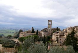 2015.12年末年始二度目のイタリア旅行31-冬の雨のAssisi　サンタ・キアーラ教会と広場の眺め， ヌオーヴァ教会