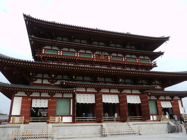 薬師寺は、興福寺とともに法相宗の大本山として知られています。<br />南都七大寺のひとつにも数えられ、古都奈良の文化遺産としてユネスコの世界遺産にも登録されています。<br />創建されたのは天武天皇の時代である680年と言われています。