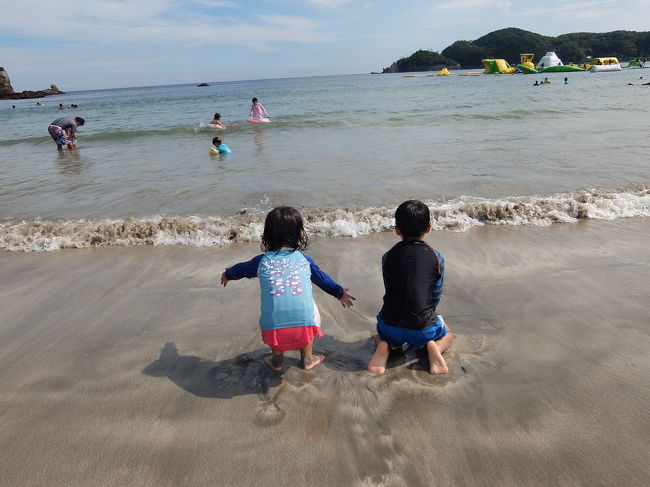 三年連続できた弓ヶ浜！<br /><br />朝の４時に家を出て、７時過ぎに朝食ポイントの南伊豆のジョナサンへ。<br /><br />パンケーキが美味しかった&#10024;<br /><br />それから南伊豆の休暇村へ移動し、着替えて海へ！<br /><br />雨の予報を裏切る晴れ間のある天気に感謝！<br />水がちょっと冷たいけど、十分遊べます。<br /><br />長男くんは二年生でたくましくなり、持っていったボディーボードで波にうまくのかっています。<br />娘ちゃんはあいかわらず浮き輪と砂遊び。<br />でも、前よりは海を怖がらなくなったね&#128521;<br /><br />夕飯、パパがローストビーフサラダを4皿食べてて凄かった&#128517;<br /><br />二日目は、ちょっと弓ヶ浜で遊んでから逢ヶ浜へ。子供とパパは蟹やヤドカリに夢中で、ママはシュノーケルに夢中&#10071;<br />思ったより沢山の魚がいて、昆布の森の方までいくと、３０センチくらいの魚の群れもいて興奮&#10071;カワハギ系の魚、フグ、箱フグ、ヘラヤガラ、ウツボ、青い熱帯魚、シマシマ熱帯魚、ピンクっぽい魚などなど、15種類くらいいただろうか。思った以上にいろいろな魚がいて、とっても楽しかった&#10024;<br />長男くんもシュノーケルに付き合ってもらって、海の散歩&#10071;たのしー&#128518;<br /><br />ホテルでカップラーメンをお部屋で食べた。お部屋で休憩できると楽&#10071;部屋に入るまでが面倒だけど。<br /><br />そのあと、再度水着に着替えて弓ヶ浜へ。長男くんは、何かに取り付かれたように、ボディーボードで波に乗り続け、ママも負けじと浮き輪で波に乗る。<br />来年は、ボディーボードをもうひとつと、フィンをもうひとつ買って持ってこよう！<br /><br />16:30過ぎまで遊んでからやっとホテルに戻りました。<br /><br />夕飯は、パイナップルが美味しかった。<br />ほぼ同じメニュー。マグロのお寿司がおいしい！<br /><br />夜は花火をちょっとやってから、屋上の星空カフェへ。ホテルの方がレーザービームを使って星空の解説をしてくれて楽しかった&#10024;<br /><br />３日目、今日み海三昧。ちょっと風があって波が高い。しかも、波が高いゾーンでボディーボードをやってたら、長男くん、波にひっくり返されて体を打ってしまい、テンションダウン。。。<br />そのあとは砂遊びに夢中になり、母はちょっと抜け出して、逢ヶ浜で一人シュノーケリング。<br />今日も海三昧の一日でした。<br /><br />最終日、いつものように朝食に超時間かかり、チェックアウトギリギリ時間にお部屋をでて、最後の海遊び。<br />娘ちゃんは、海なのに、砂が足に付くのが嫌だ、といい続けて最終日まできたけど、そのわりに砂遊びが大好き。<br />長男くんと娘ちゃんは、昆布を集めて、だしをとる工場を、せっせと砂で作って遊んでました。<br /><br />お昼前に更衣室で着替えて、海とお別れ。<br /><br />帰りにラーメンやにいったらお休みで、セブンイレブンのおにぎりで安い昼食をとり、家路に向かいました。<br /><br />海大満喫の四日間でした。<br />