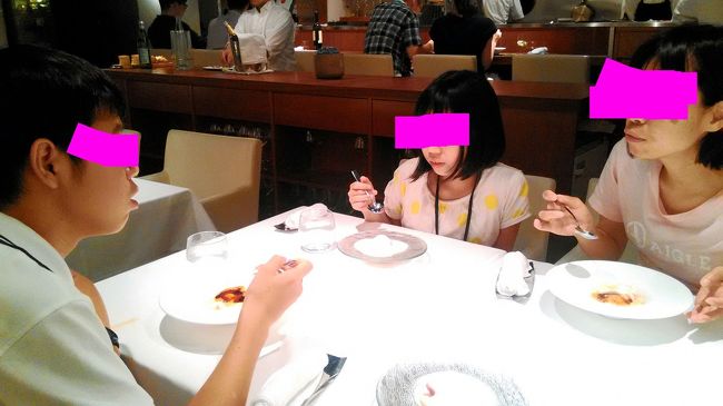 Aは長女を組分に見送り、程近い図書館で待たずに隣校のイベント視察ないし内偵。お約束のピーチシェイクの美味しいこと♪2日遅れで長女のBD祝いはオヤジ以外家族お気に入りな近隣のイタリアン【表紙】。そりゃ美味いけど...ドリンク入れるてシメテ30K、それでも誕生日にコージーコーナーのケーキをお預けにし副会長更迭の話し合いの間に待っていてくれた御褒美にも