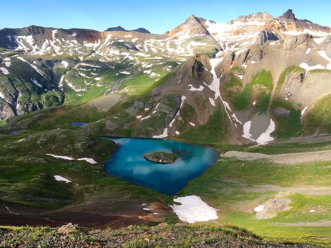 コロラド州南西部に位置するロッキー山系のサンファン山脈（San Juan Mountains）は、４０００m級の山々が連なる、アメリカでも屈指のハイカントリーです。<br /><br />伝説的な１００マイルのトレイルレース、『ハードロック１００』の舞台となっているサンファンの山々を行くハイキングは、レースのキャッチコピー通り”ワイルドでタフ”、そして何より絶景の連続でした！<br /><br />今回はそのハードロック１００に出場する友人知人たちの応援を兼ねて、神秘的なアイランドレイクを見下ろすグラントスワンプパスと、紺碧のアイスレイクへのハイキングです。