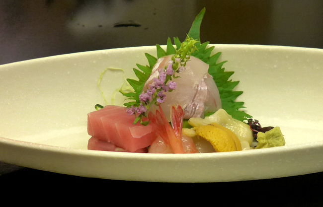 同窓生によばれて加茂で仕事.残念ながらとんぼ返りだった.<br />東京駅で昼食をとった築地 奈可嶋という店,大ヒット.1500円のお膳すごく良かった.これから使おうと思う.1440MAXとき325号.このころオホーツク海の高気圧の影響で,関東の梅雨明けが遅れていた.越後湯沢を過ぎたら快晴!一足早く新潟は梅雨が明けていた.珍しく新幹線の車窓を写真に撮る<br />コンフォートホテル燕三条に宿泊.ここにしたのは帰りの便利さからだったが,この手のビジネスホテルにしては部屋もまあまあ.コンパクトだが仕事のできる机がうれしかった.朝食も無料にしては質がいい.(私はお金を払ってもいいからしっかりした朝食が出るホテルが好きだが)<br />加茂 鴨川別館であった仕事の後,同窓生と三条までもどり,三条かわ波へ.少し繁華街から外れたところにあるが,小料理風だが,洗練された越後の味.とてもおいしかった!個人でも来たい店だ!魚料理もおいしいし,肉料理も小さな器に入ってくるが本格的な味.店の洗練された雰囲気から本格的な割烹の格だなとおもった.<br />翌日は0709発とき304号でまっすぐ帰京.0900着.そのまま仕事へ.