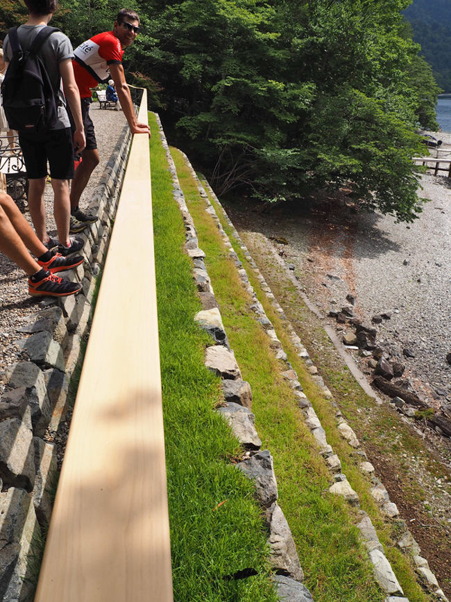 酷暑の日、湖畔の遊歩道の木陰は、湖畔からの涼しい風が吹いていました。今年7月から公開されたばかりの旧イギリス大使館別荘は、思った程混んでいませんでしたが、これから混むのではないでしょうか。湖畔に建つ2階建ての別荘は、それ程広くはないので、玄関でスリッパに履き替えるのですが、スリッパがなくなると、玄関で待つことになります。外国人の姿も見掛けられ、人気のあるところなんですね。この先にある旧イタリア大使館別荘では、湖に入ることが出来るため、泳いでいるイタリア人の若者達がいました。表紙の写真は、中禅寺湖から三段に積み上げられた石段の上に建つことから三段テラスと呼ばれている別荘前のテラスを言います。<br />2階でお茶を飲めるスペースがありますので、目の前の景色を眺めながら、ゆうくりとお茶を飲んでみてはいかがでしょう。