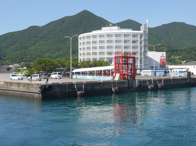 鹿児島県の西、東シナ海に浮かぶ甑島（こしきじま）列島へ「鹿の子ゆり」を見に行ってきました。<br />今回は地元の「きゃんぱくバスで行く甑島列島・1泊2日の旅」に申し込み、上甑島＆中甑島＆下甑島を満喫してきました。<br />集合は上甑島の里港で帰途は長浜港で解散です。<br />接続の都合で川内に前泊して「指宿の玉手箱」に乗車してきました。<br />３日目　朝食前にホテルの周辺を散策して、朝食後、里港から長浜港（下甑島）に向かいます。<br />長浜港からは「下甑島きゃんぱくバス」で島内を観光後、高速船で川内港に向かい解散、帰途につきます。<br />写真は上甑島の里フェリーターミナル<br />