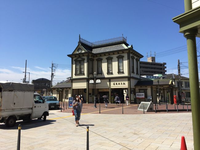 道後温泉は2階席に行くと天目台に載った茶碗に入ったお茶が飲めます。漆塗りで朱色をしてます。輪島塗と教えてくれました。松山城は開門時間に太鼓の生音が鳴り聴けます。<br />同じ太鼓ではないですが、私たちもバチをもって叩けます。年甲斐もなく嬉しくなり力入れて鳴らしました。松山城から歩いて坂の上ミュージアムや大街道に行けました。<br />しまなみ海道の今治市大島では海鮮七輪焼きをいただきました。奮発してアワビを追加しました。踊り焼きです。<br />「よしうみいきいき館」です。<br /><br /><br />