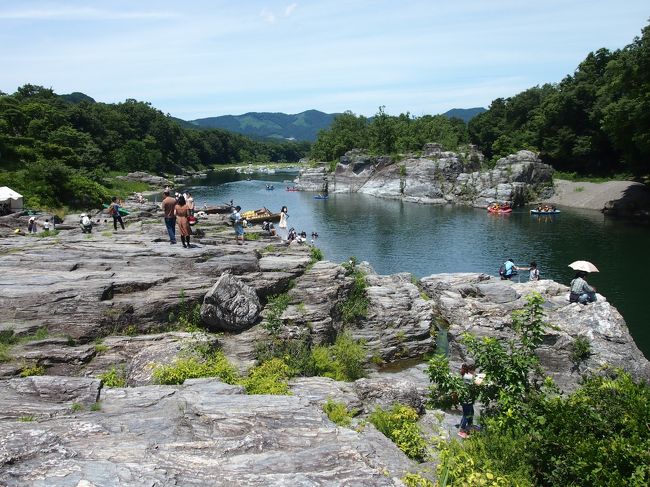 まだ梅雨は明けてないのですが、天気が良かった日曜日<br />混んでるだろうけど、秩父方面へ度ドライブに出かけました<br /><br />長瀞の岩畳を少し見て、お昼もその周辺で食べ宝登山神社などにも参拝<br /><br />前回、季節が違う時期に行った場所などにも行ってみました<br /><br /><br />