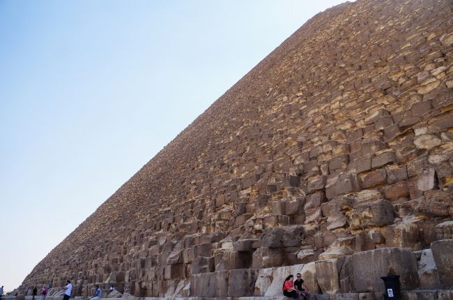 エジプトで念願のピラミッドに行きました。世界最古の遺跡のひとつにも関わらずその巨大さを是非この目で見たかったからです。ギザのピラミッドはとても有名でエジプトに来る観光客の殆どが寄るところですが、カイロ郊外には他にも幾つかのピラミッドがあり、そちらはあまり有名ではないけど良い所だそうで行ってみることに。タクシーでダハシュール・サッカラ・ギザと３大ピラミッドを１日で巡って来ました。