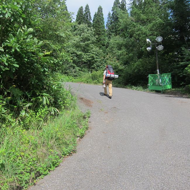 フジロック2016に初めて参加しました。<br />土曜からの参加です。<br />50代が見えているおっさん を苗場は優しく迎えてくれるのか?<br /><br />今回のツアーのミスとしてピラミッドガーデンの予約を逃した事。6月に入る前に完売してました。<br /><br />悩んだ挙句に激坂と名高いキャンプサイト、Eサイトを我々は目指す。