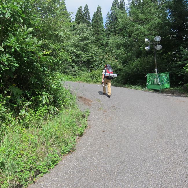 フジロック2016に初めて参加しました。<br />土曜からの参加です。<br />50代が見えているおっさん を苗場は優しく迎えてくれるのか？<br /><br />今回のツアーのミスとしてピラミッドガーデンの予約を逃した事。6月に入る前に完売してました。<br /><br />悩んだ挙句に激坂と名高いキャンプサイト、Ｅサイトを我々は目指す。