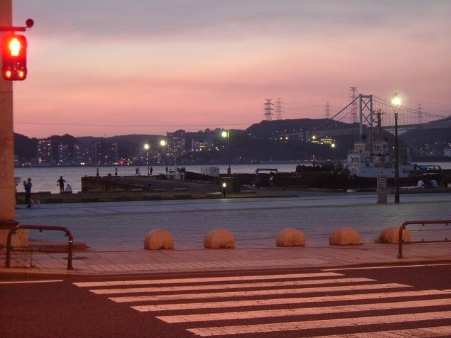 今回の九州旅行の目的は、熊本で友人に会うことと都府楼を訪ねることの２つだったが、福岡県の観光案内書を読んでいると、門司港がとても魅力的に感じた。<br /><br />海がない奈良在住なので、港町に憧れのような感情を持つ。そして、港町は瀟洒な洋館がよく似合うが、門司港にもありました。潮風を頬に感じながら、遊歩道を歩き、その洋館を眼に収める。贅沢な時間の過ごし方です。<br /><br />また、門司港は歴史的にも興味深い土地なのである。源氏と平家の最後の戦いである「壇ノ浦の戦い」、宮本武蔵と佐々木小次郎が戦った「巌流島」、また明治維新を迎えるに当たって、幕末では数々の産みの苦しみを経験したが、その一つ、長州藩が自らの非力を顧みず、外国の船を２度に渡り、砲撃した「馬関戦争」の舞台は、関門海峡だが、それぞれ門司港と眼と鼻の先だ。<br /><br />その門司港に着いたのが、土曜の夕刻だ。<br /><br />門司港の夜景も捨てがたいが、これまで一度もうまく撮れたことがない。しかし、性懲りもなくシャッターを押すと、会心の一枚が撮れました！理由は簡単。丁度眼の高さに箱があったので、カメラをその箱に置き、シャッターを切っただけ。手振れのため、これまでのものは、全滅だった訳です。今回、その写真を表紙に使わせてもらいました。カメラの達人には、開いた口が塞がらないくらいの低レベルな写真かも知れませんが、私にとっては記念すべき一枚です。これで、夜景を撮る極意が分かったような気分になりました。<br /><br />翌日の日曜日には、「関門海峡クローバーきっぷ」を使い、トロッコ列車、バス、船といろんな乗り物に乗った。関門トンネルを歩いて渡ったが、福岡県と山口県の県境には線が引かれ、それを渡るときは、何ともいえない爽快感を感じた。<br /><br />楽しみの昼食は、「唐戸市場」で「よくばり海鮮丼」を食べようと考えていたのですが、どれが「よくばり海鮮丼」かよく分からず、金1000円也の海鮮丼を選んだ。やはり港町の海鮮丼です。間違いはなかったですよ！