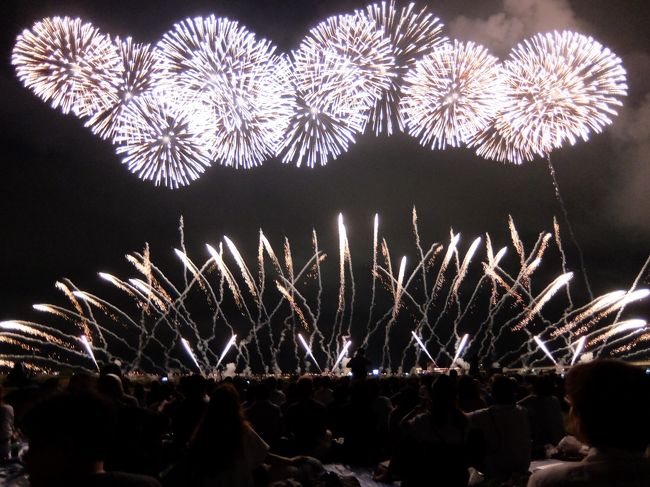 運良く、今年も長岡花火を見ることが出来ました♪<br />天気がかなり心配でしたが、無事に雨が降ることもなく<br />雲の上に花火が上がってしまうこともなく、綺麗は花火を楽しめました！<br />一部、煙の中に入っちゃったものありましたけどね。<br /><br />花火開始前には、沢田知可子さんが「会いたい」と「空を見上げてごらん」を披露してくれました。<br /><br />メインの「復興祈願花火 フェニックス」はやっぱり感動です。<br />フェニックス花火の打ち上げは、2004年の中越大震災の後、震災に負けずに頑張っている中越地方をはじめとする新潟県全体の大勢の人々を元気付けるために、また、一日も早い復興を祈願して、世界一の誇れるような壮大な花火を打ち上げたい、という思いからスタートしたそうです。<br />平原綾香の『Jupiter』に合わせて、打上げれられます。<br />花火の中心にフェニックス（不死鳥）に見立てた光跡が現れる花火も打ち上げられていました。<br /><br />その他にも、沢田知可子さんの「空を見上げてごらん」に合わせた、米百俵花火っていうもの素敵でしたし、１つ１つも凄いスターマインなのに、最後には見慣れてきて普通に見えてしまうという。。。<br />