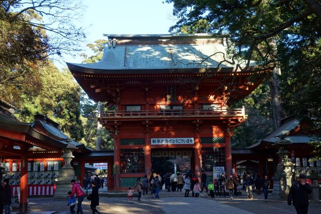 当初の旅の目的地：鹿島神宮に到着しました。<br /><br />伊勢神宮、香取神宮と並び、明治以前に神宮と呼ばれていた<br />格式の高い三社最後の訪問地です。<br /><br />奈良時代に編纂された常陸国風土記にも登場する常陸国一宮で、<br />武神の「武甕槌大神」が祭神として祀られています。<br />剣豪の塚原卜伝に所縁もあり、武道の神様として信仰されています。