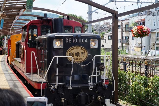 ２０１６年７月、２泊３日の京都旅行です。１日目は嵐山トロッコから嵐山温泉花伝抄に泊まり鵜飼見学。２日目は今宮神社のあぶり餅、吉田山のカフェ茂庵、そして祇園祭の余韻を感じながら貴船神社に行き、夜は烏丸御池で夕食。３日目は早朝の哲学の道を散策した後、車で高雄の神護寺・西明寺・高山寺へ。<br />まずは１日目のトロッコ嵐山編です。<br />