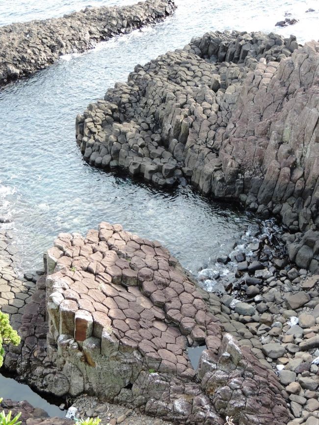 静岡県東部、伊豆半島南東部の市である下田を訪れました。江戸時代末期、アメリカのペリー提督が黒船艦隊を引き連れて寄港、日本で最初の開港場となったことはあまりにも有名です。<br />★開国の歴史の名残が残る「ペリーロード」を歩く。<br />★伊豆ジオパークにも指定される、海岸沿いの変わった地形を探訪。