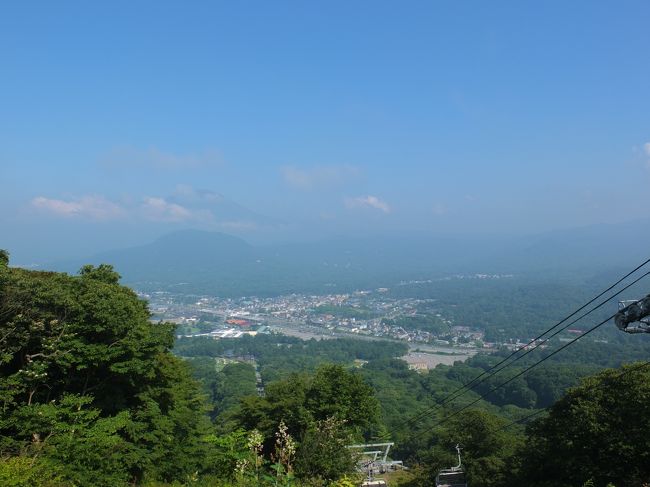 直前に旅行を決めたのでほどよい時間の指定席はいっぱいで、軽井沢に朝8時前に着く新幹線で行きました。朝早く何をしようかと色々探し、「夏山リフト」というのを見つけました。軽井沢プリンスホテルスキー場のリフトを夏の観光用に運転するというもので、7:00から14:30までの営業。現地の係の人の話では、この夏から始めた企画で、まだ知られていないので人が少ないということ。4人乗りのリフトで山頂まで10分で登ると、山頂の広場で軽井沢の絶景が広がっていました。軽井沢の街を眼下に、その向こう側に浅間山、反対側には妙高山が見えました。<br />プリンスショッピングプラザが開く10:00頃に山から下りてきてからは、定番の軽井沢。ショッピングプラザで買い物をして、旧軽井沢銀座をぶらぶら歩いて。日向の通りは暑かったですが、木陰のあるわき道に入るとカラッとした涼しさで、1泊2日でいい気分転換になりました。