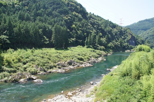 5歳児を連れて、岐阜に3泊、鳥羽に2泊の夏旅。<br /><br />今回の旅行記は、岐阜滞在2日めの郡上八幡旅行について。<br />長良川鉄道を利用し、風光明美な長良川の眺めを楽しみつつ、出かけました。<br />ＪＲ岐阜駅から美濃太田を経由し、郡上八幡まで。<br />この時期は、郡上踊りが開催されているはずですが、7月31日（日）だけはお休みだったようで、<br />踊りを習ったり、郡上踊りに参加したりはできず、残念でしたが、その分、夏でもあまり混雑しておらず、助かりました。<br />途中、ゲリラ豪雨に襲われたりもしましたが、旅となると、それもいい思い出・・・。<br /><br />ところで、今回は知らずに利用できませんでしたが、鉄道で2時間半ほどかかる道のりも、岐阜バスの高速バスで行けば、郡上八幡の市街地まで1時間半ほどで行けたようです。<br />次回があるとすれば、今度は、郡上踊りがある日に、行きは長良川鉄道、帰りは岐阜バスを利用したいです。<br /><br />☆さんぷる工房ＨＰ： http://samplekobo.com/<br />☆郡上八幡城のＨＰ： http://castle.gujohachiman.com/