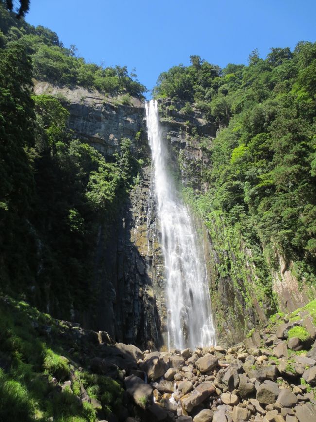 約20年ぶりの和歌山県の小旅行です。<br />大阪の天王寺から、特急「しまかぜ」で約3時間半で勝浦駅に着きました。<br />電車から、きれいな海の景色を楽しみました。<br /><br />勝浦駅から定期観光バスを利用しました。<br />「那智の滝」真夏ですが、涼しいと感じました。<br />那智の滝は、とても迫力ありました。<br /><br />勝浦駅から徒歩約5分で桟橋にゆき、船に揺られて「中の島」ホテルに到着しました。<br />きれいで広いロビー、お部屋も、海がみえる部屋。<br />露天風呂から太平洋が続き、いい眺めでした。<br />お料理も、海の幸がいっぱいでした。<br />アワビのステーキがジューシーでした。<br /><br />翌朝、島めぐりする予定でしたが、台風の影響で波が高く欠航でした。