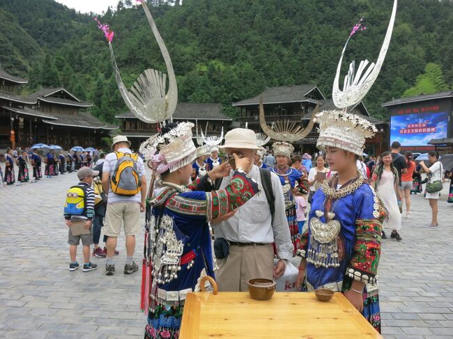 　貴陽到着３日目の7/29、高速鉄道で凱里へ移動し、タクシーを相乗りして西江千戸ミャオ寨へ。焼酎を振舞われ午前中からほろ酔いでいい気分。<br /><br />＜旅程＞<br />　7/27：中部国際空港-(飛行機)→貴陽(2泊)<br />☆7/29：貴陽-(高速鉄道)-凱里南-(taxi)-西江千戸ミャオ寨-(バス/高速バス)→鎮遠(2泊)<br />　7/31：鎮遠-(高速バス)→黎平(1泊)<br />　8/1 ：黎平-(高速バス/taxi)→肇興(2泊)<br />　8/3 ：肇興-(taxi/高速鉄道)→空港-(飛行機)(機内泊)→<br />　8/4 ：→中部国際空港