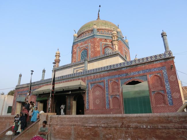 「シャー･シャムス･タブレーズ廟」は「イスラム信仰、文化、政治の中心」である「古都ムルタン（パキスタン第６の都市）」にある「１７８０年」に再建された「ムルターンで最も人気のあるスーフィー聖者（イスラム教指導者）」である「シャー・シャムス・タブレーズ（１２世紀）の霊廟」です。