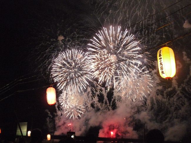 友人に誘われて長岡の花火大会を見に行きました。友人の知り合いが長岡の人で、ちゃんと信濃川右岸フェニックス席を確保してもらい、そこで２日夜に長岡花火大会を堪能しました。とにかく大玉の連発、また打ち上げる場所も広がっていて、本当に迫力がありました。とりわけ「フェニックス」は、ワイドに空一面に花火が広がりただただ圧倒されました。正直言って、夏の花火大会は、遠くから「きれいだね」くらいに見れば…　と思っていたのが「こういう見方をすると全く違う、美しさ、迫力」も感じられるんだ、と思い直させられました。翌日は、その知り合いの方の地元ということもあり、在来線で一駅離れた宮内駅周辺の旧三国街道に沿った、醸造の町　摂田屋の町並みを歩きました。ここは、観光化されていない分「穴場」的な町歩きのできるところ。紹介せずに「私だけの…」で、とっておいても、と思いましたが、その知り合いの方も、町歩きを「町おこし」につなげようとしているので、紹介します