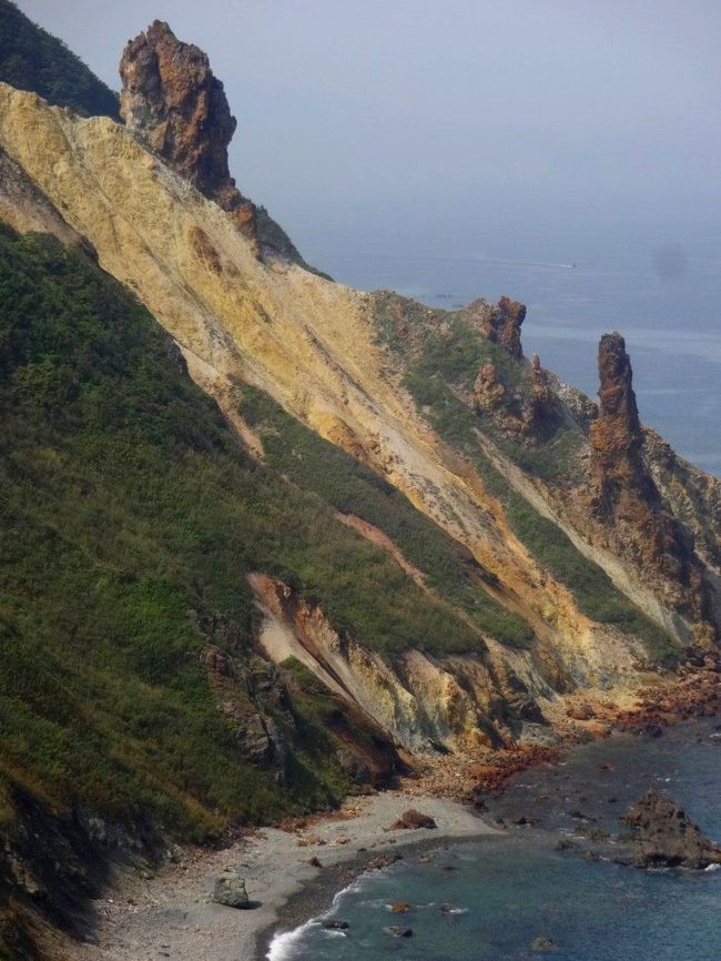 北海道一泊目は旭川に宿泊しました。<br /><br />そこから高速道路で南下し、小樽市見学をしました。<br /><br />今まで行ったことがない鰊御殿や祝津パノラマ展望台、そして過去の栄光の地、オタモイ海岸などです。<br /><br />さらには余市まで足を伸ばし、ニッカの工場見学をします。<br /><br />そう、マッサンで有名になった蒸留所です。<br /><br />夕刻は小樽の街を一望できる展望台を訪ね、ホテルにチェックインしました。<br /><br />