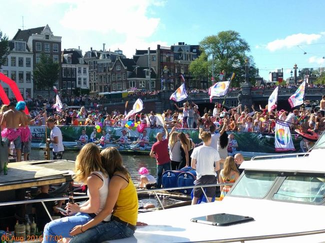 この日はプライドのフィナーレ的存在である運河パレードの日で大勢の人で盛り上がっていました！