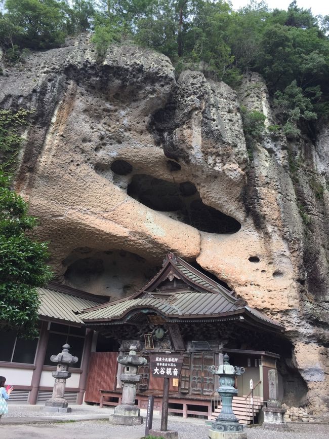 21番札所日輪寺から栃木の県境を抜けて車で2時間ほど走り宇都宮市に入ると奇岩が並ぶ渓流に出ました。<br /><br />その一角にある大谷寺に行きました。<br />岩山に空海が日本最古の石仏を彫ったと言われる大谷寺です。<br /><br />朱塗りの仁王門をくぐると自然の岩山が頭上近くまでせせり出している。<br />火山灰が堆積し長い年月をかけて造られた不思議な岩山です。<br />その大谷石の岸壁に弘法大師が810年に千手観音像を彫っています。<br />続く脇堂には釈迦三尊 薬師三尊 阿弥陀三尊など10体の石仏が彫られています。<br /><br />尚 門前の公園には世界平和を願って建立された像高27メートルの平和観音が在りました。