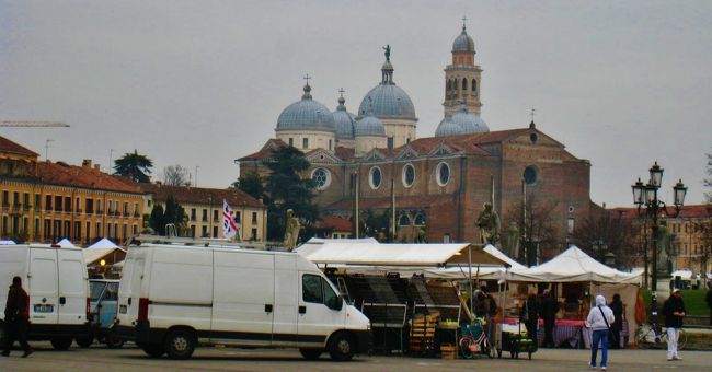 イタリア北部横断ドライブ<br />１２日間の旅、主目的は<br />カーニバル巡りでヴェネチア<br />からニースの間のカーニバル<br />その旅の途中で立ち寄った<br />パドヴァの街２００１年にも<br />自転車イタリア縦断の際も<br />立ち寄った。<br /><br />